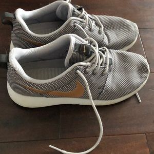 Nike roshe tennis shoes